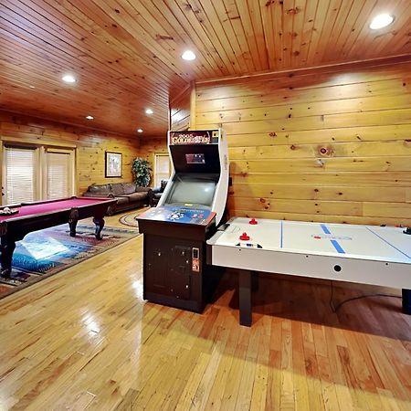 The Great Escape Ii, 5 Bedrooms, Sleeps 17, Game Room, Pool Access, Theater Gatlinburg Exterior photo