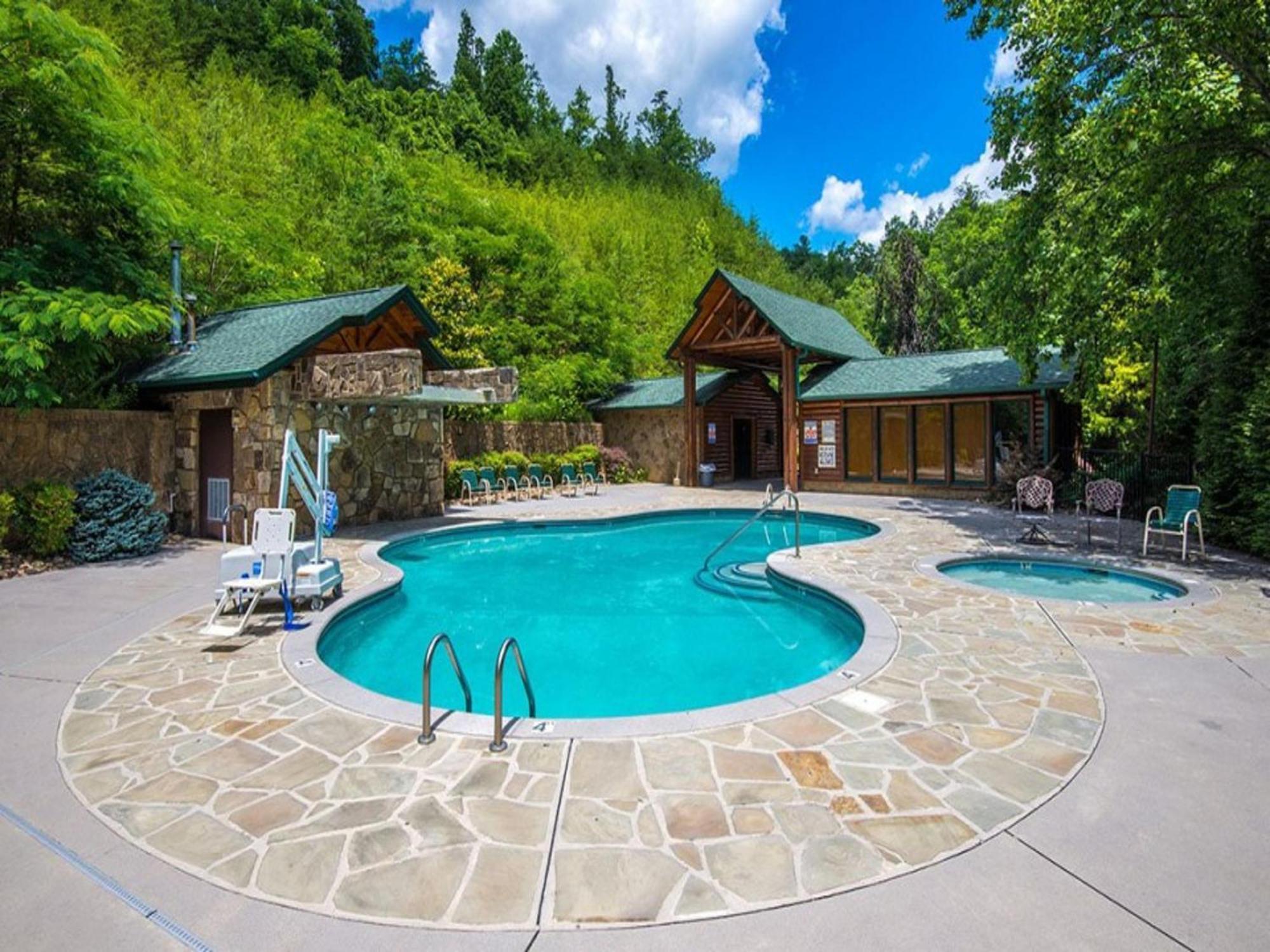 The Great Escape Ii, 5 Bedrooms, Sleeps 17, Game Room, Pool Access, Theater Gatlinburg Exterior photo